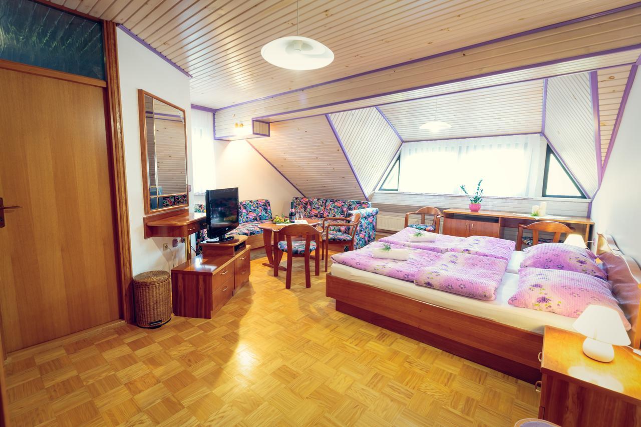 Zupancicev Hram Hotel Dragatuš Buitenkant foto