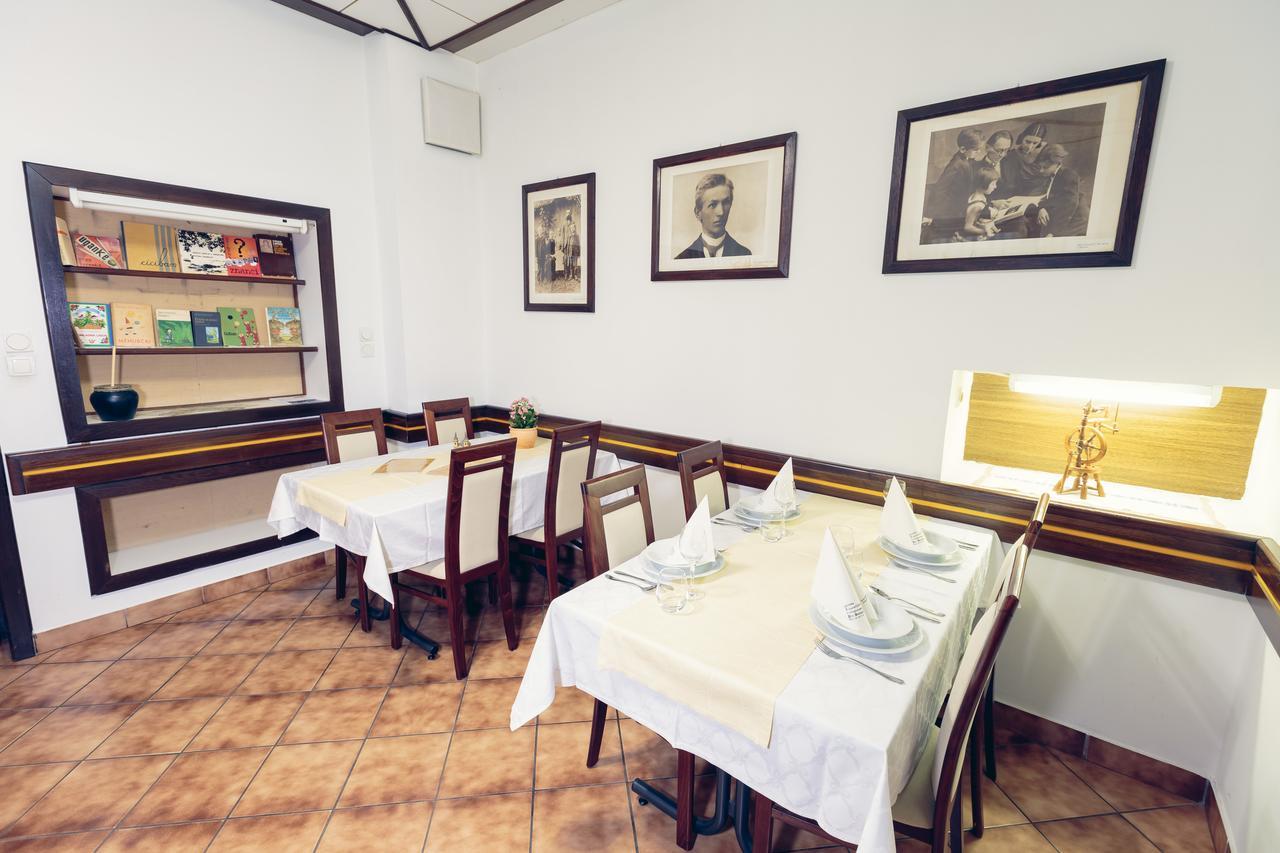 Zupancicev Hram Hotel Dragatuš Buitenkant foto