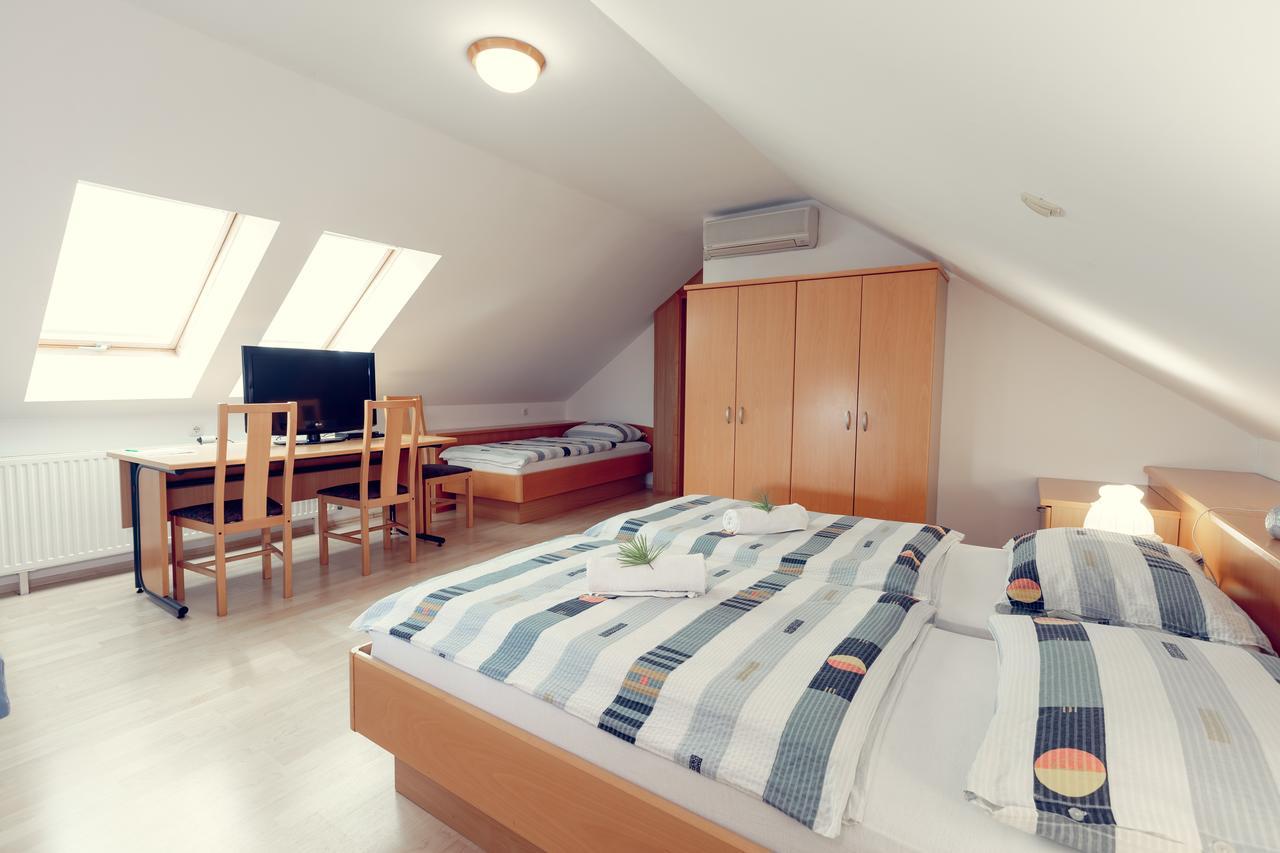 Zupancicev Hram Hotel Dragatuš Buitenkant foto