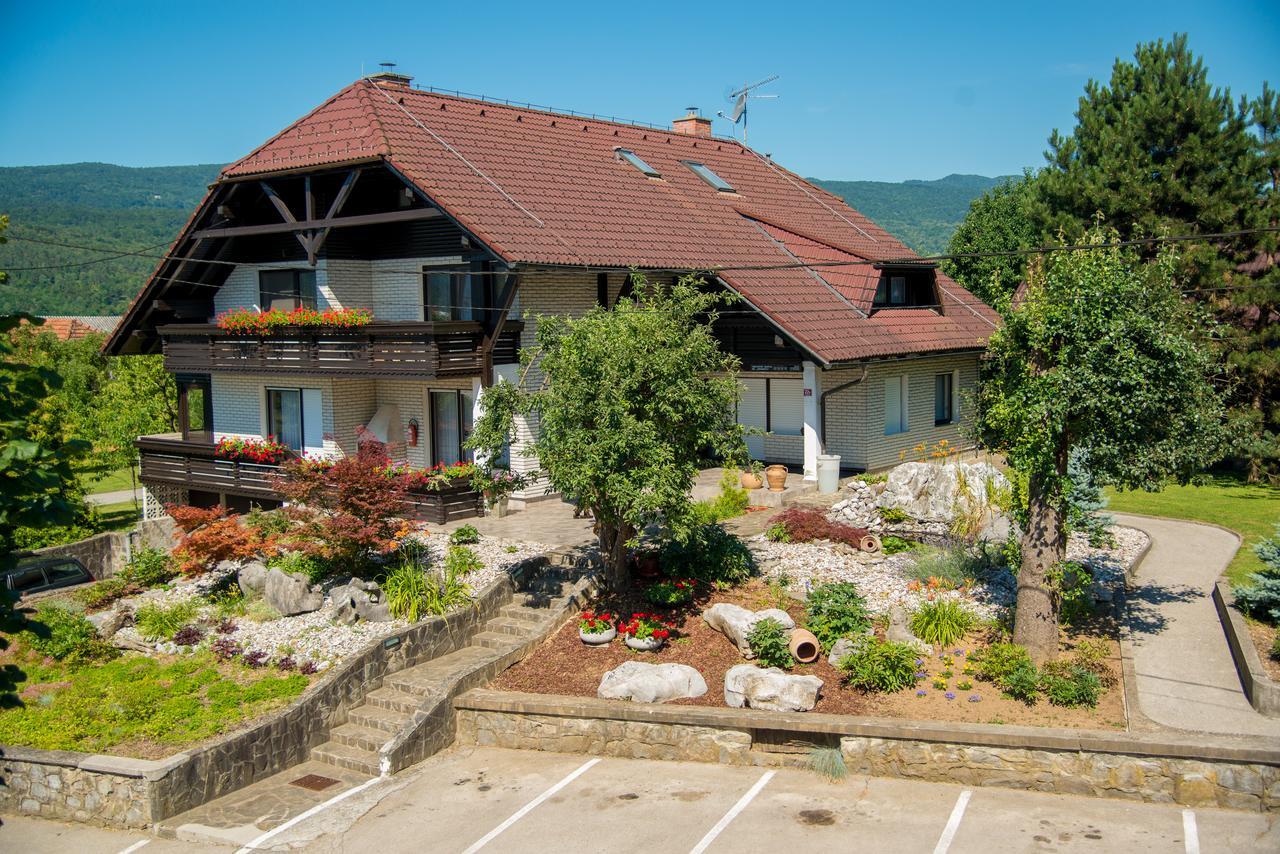 Zupancicev Hram Hotel Dragatuš Buitenkant foto