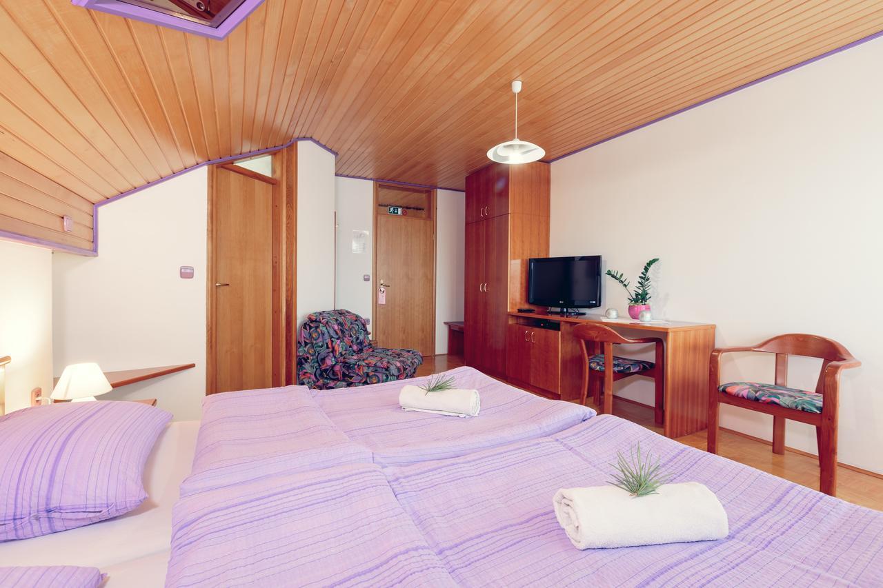 Zupancicev Hram Hotel Dragatuš Buitenkant foto