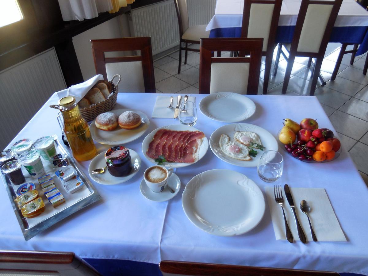 Zupancicev Hram Hotel Dragatuš Buitenkant foto