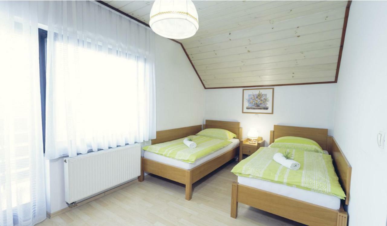 Zupancicev Hram Hotel Dragatuš Buitenkant foto